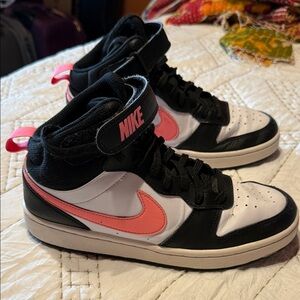 Child Nike Black and Pink Sneakers size 6.5 used condition